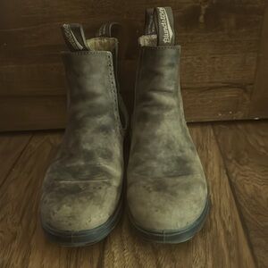 Brown Blundstone Boots size 5 which is a Women’s size 8